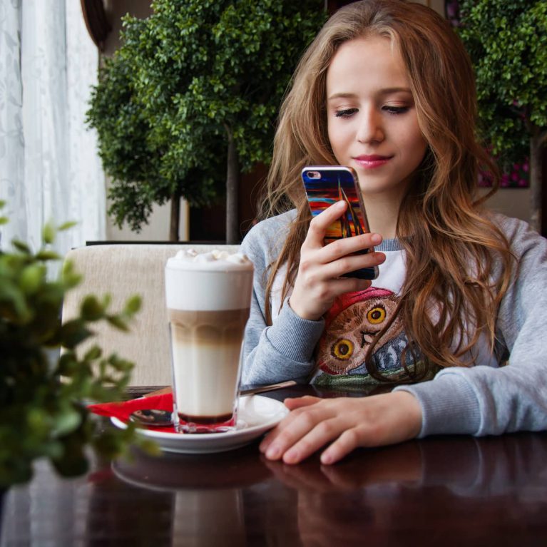 Joven usando un smartphone